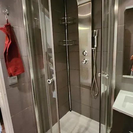 2-room Off The * Nice