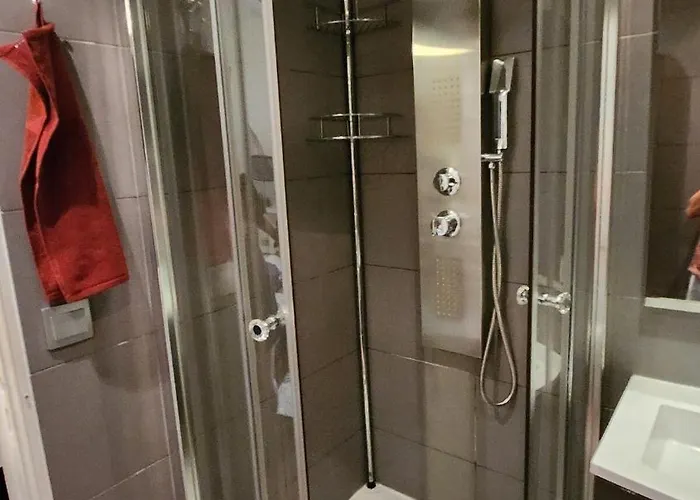 2-room Off The * Nice